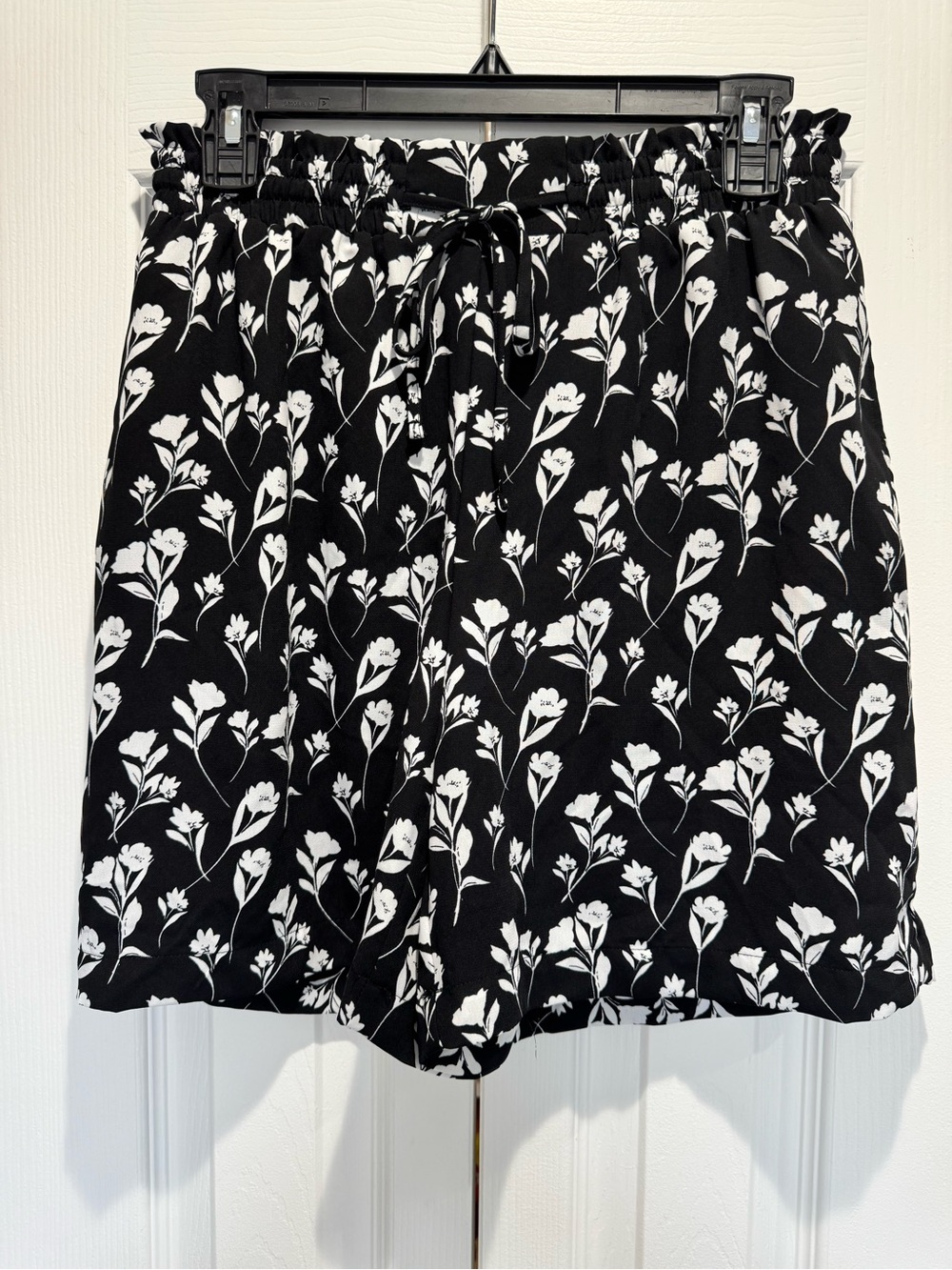 Simply Vera Vera Wang Black and White Floral High-Waist Shorts